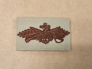 Insignia bordada de la Marina de los Estados Unidos Seabee especialista en guerra de combate alistado desierto bronceado - Imagen 1 de 3
