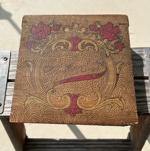 Vintage Pyrographie gebranntes Holz Taschentuch Waschtisch Box Klappdeckel Blätter - Bild 1 von 11