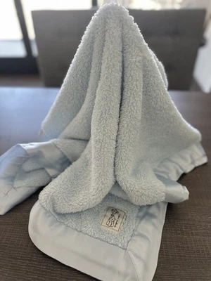 Cobertor de segurança para bebê Little Giraffe Lovey azul claro acabamento acetinado chenille 29x33 - Imagem 1 de 4