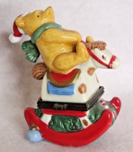 Caja con bisagras de porcelana cañón del medio oeste - Winnie the Pooh montando un caballo mecedor - Imagen 1 de 3