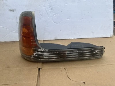 Luz de estacionamiento 99-2000 GMC Yukon Cadillac Escalade lado derecho del pasajero OEM USADA Foto 1 de 4