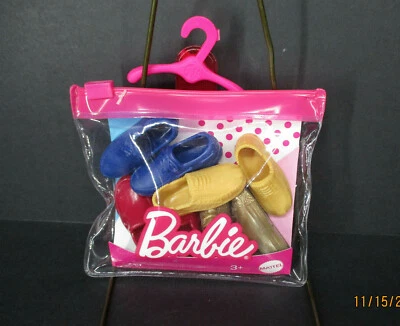 Accesorios Barbie 4 pares de zapatos para muñeca Ken, incluyendo zapatillas doradas para niños 3+ Foto 1 de 2