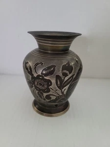 Jarrón vintage de metal floral grabado en relieve de 4,5 pulgadas - Imagen 1 de 7