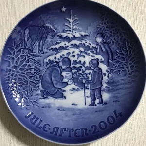 ROYAL COPENHAGEN 2004 Christmas Plate "The Christmas Tree" Denmark B&G Collector - Picture 1 of 4