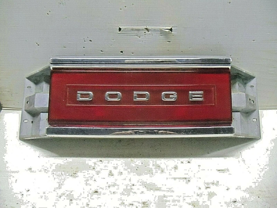 89 90 91 92 1993 Dodge Dynasty reflector de sección de luz trasera central Foto 1 de 1