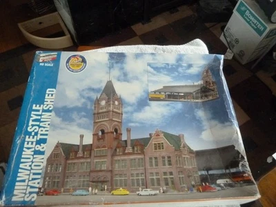 Novo na caixa - Walthers Cornerstone HO Milwaukee-Style Station & Train Shed Kit #933-2943 - Imagem 1 de 2