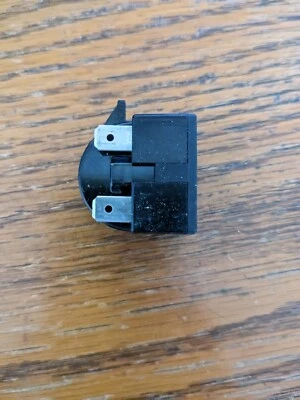 Repuesto de relé de arranque/arranque PTC de 3 pines 4,7 ohmios QP-02-4,7 para mini refrigeradores Foto 1 de 4