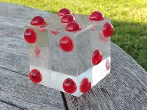 Mid-Century Lucite Stempel Skulptur Briefbeschwerer ~ mit erhabenen kirschroten Ziffern - Bild 1 von 10