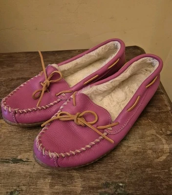 Chinelos femininos Minnetonka 10 mocassins de couro rosa forrado de lã - Imagem 1 de 4