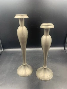 Vintage Bombay Company Set di 2 candelabri in peltro offset 12", 13,5" India - Foto 1 di 6