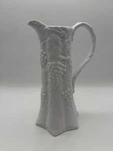 Jarra básica de agua/vino con diseño de uvas blancas de porcelana 10" - Imagen 1 de 9