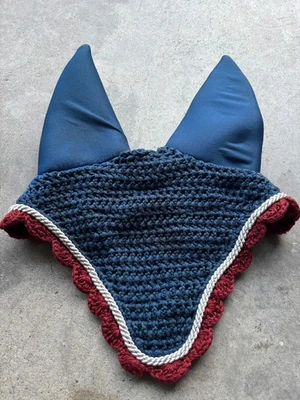 Capó de mosca oreja de caballo de ganchillo acústico ecuestre - azul, rojo, blanco Foto 1 de 4