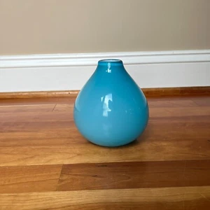 CRATE & BARREL CAYMAN ART GLASS VASE ROBINS EGG BLUE - 6 1/2" - ORIG STICKER - Picture 1 of 3