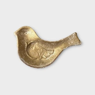 Pequeño plato decorativo de hierro fundido para pájaros pintado en oro pequeño soporte para anillo Foto 1 de 4