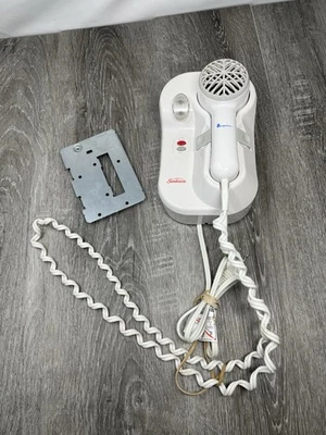 Secador de pelo de montaje en pared Sunbeam BrightSaver con cable duro de luz nocturna modelo 1628-20 Foto 1 de 4