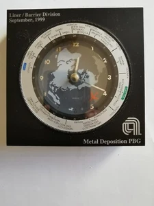 Reloj de escritorio con logotipo marcado hora mundial, uno a pilas AA - Imagen 1 de 3
