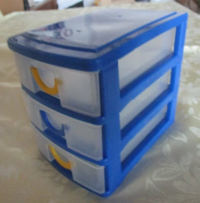 kleine Schubladenbox, Kunststoff, 3 Schubladen, 2 gelbe und 1 blauer Griff - Bild 1 von 2