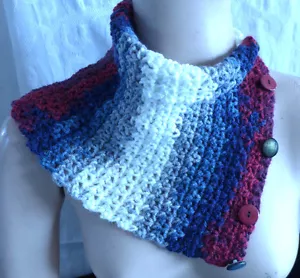 Col fait main foulard crochet capelet cou chaud bleu rouge blanc cadeau vacances - Photo 1/12