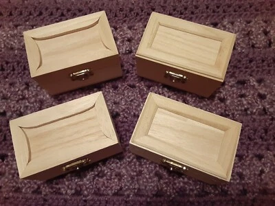 Nuevo Lote de 4 Cajas Miniatura de Madera con Bisagras Enganchadas Sin Acabar para Fines Artesanales Foto 1 de 3