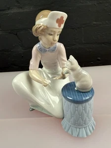 Lladro Figurine "Loving Care" 6087 Girl Playing Vet, Nurse or Doctor with Cat - Picture 1 of 9