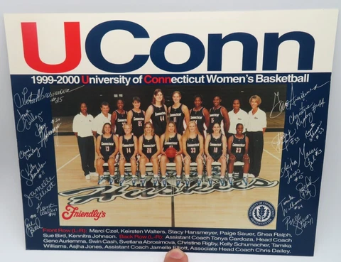 UCONN 1999-2000 Women's Basketball Team Photo Sue Bird Cover