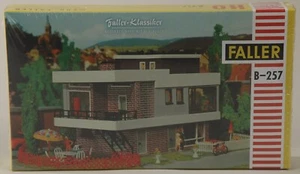 Faller 109257 B-257 Modernes Haus mit Flachdach - Bild 1 von 3