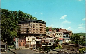 Postal de colección Basin Park Hotel & Downtown Eureka Springs Arkansas AR 1950s - Imagen 1 de 2
