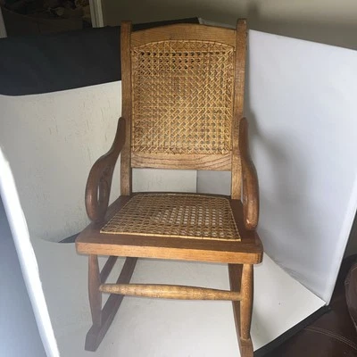 Mecedora vintage para niño/muñeca de madera curvada Lincoln caña de bambú estilo tonet Foto 1 de 4