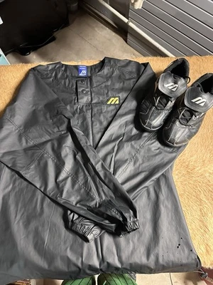 Mizuno Warmup Longsleve Pullover Jacket And Pair Of Men 10.5 Mizuno Cleats - Image 1 of 4