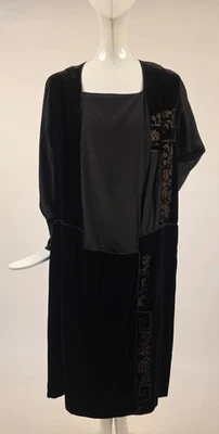 LATE TEENS - AÑOS 20 NEGRO SEDA TERCIOPELO + VESTIDO DE SEDA CON BORDADO COJO DORADO METÁLICO Foto 1 de 4