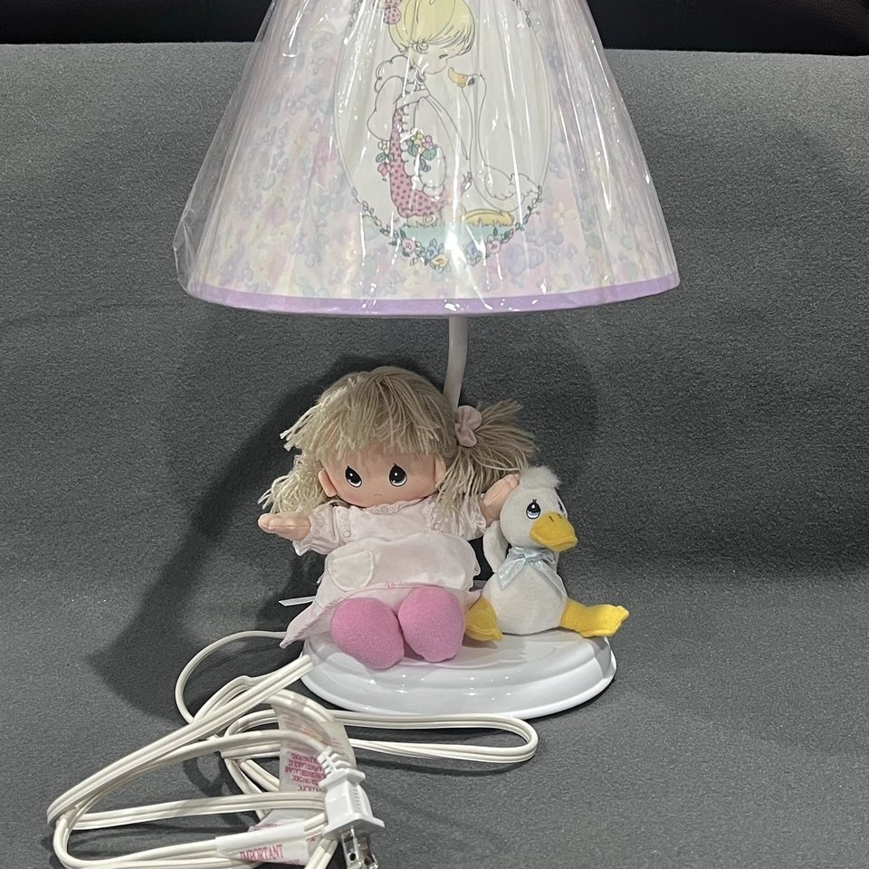 Lámpara infantil Precious Moments 1999 vintage - niña con pato / Luv N’ Care - usada en excelente estado Foto 1 de 4