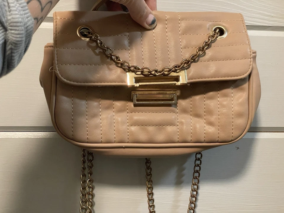 fashion nova up and down the block handbag tan faux leather with gold chain - Image 1 of 4