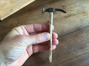 Petit marteau arrache clou miniature ancien, objet de métier - Imagen 1 de 7