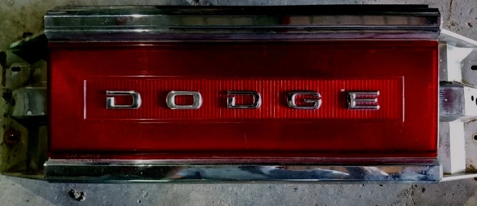 Dodge Dynasty 1988-1993 luz trasera central emblema moldura (OEM) Foto 1 de 4