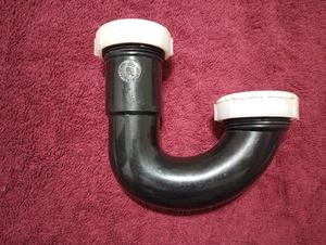 J - Bogen 1 1/2 Zoll schwarz PVC Kunststoff P-Falle mit Verbänden Küche Spüle Ablauf - Bild 1 von 4