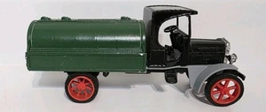 Salvadanaio vintage 1925 Kenworth Tanker Truck moneta verde metallo pressofuso ERTL - Foto 1 di 11