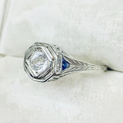 Anillo banda vintage Art Deco de diamantes y zafiro azul de oro blanco de 18 quilates de 0,30 quilates talla 6 Foto 1 de 4