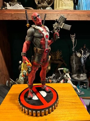 Figura de formato premium exclusiva de Deadpool de Sideshow Collectibles Foto 1 de 4