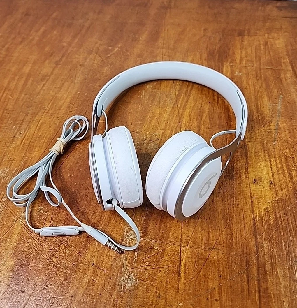 Beats by Dr Dre BT EP ON WHITE Beats by Dr. Dre Beats EP White