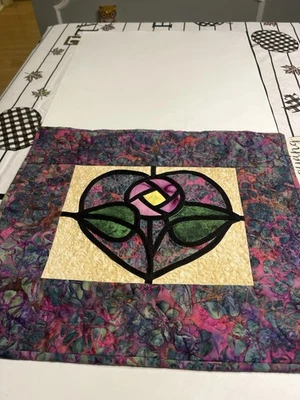 Colgante de pared floral de vitral acolchado cosido a mano aplicado a mano Foto 1 de 4