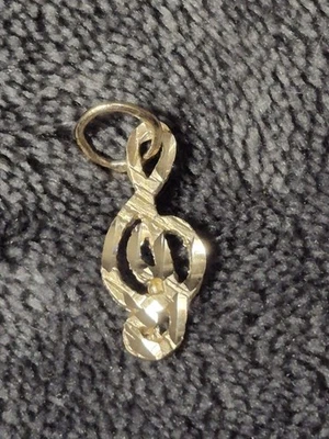 Colgante de clavija de agudos de oro amarillo de 10 quilates 0,56 g joyería fina corte diamante encanto musical Foto 1 de 4