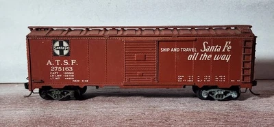 Camiones Santa Fe RR 40' Boxcar 275163 El Capitan acopladores con resortes Varney HO construidos Foto 1 de 4