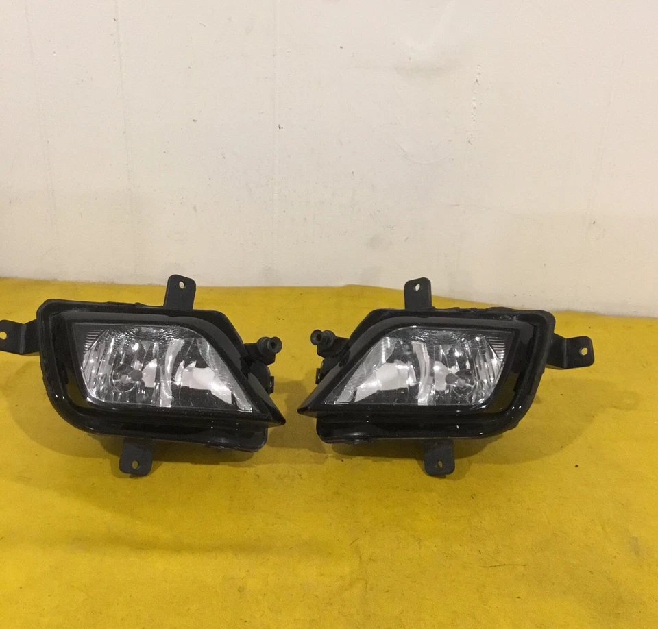 Luzes de neblina laterais direita e esquerda do Volkswagen Jetta 2015-2018  - Imagem 1 de 4