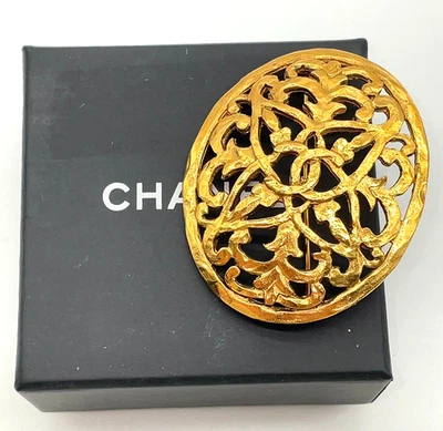 Auth CHANEL 26 Vintage Hollow Carving GD 14.93g Brooch W/Box SK050392 - Image 1 of 4