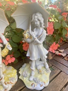 Capodimonte: Ex rara escultura de colección de niña con paraguas y flores de 12 1/2” de altura, - Imagen 1 de 10
