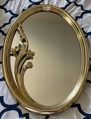 Espejo de pared ovalado dorado Syroco de colección con inserción floral Hollywood Regency, 16x22”, 1988 Foto 1 de 4