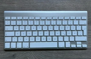 Genuine Apple Wireless Keyboard A1314 Silver And White - GERMAN Layout - Picture 1 of 3