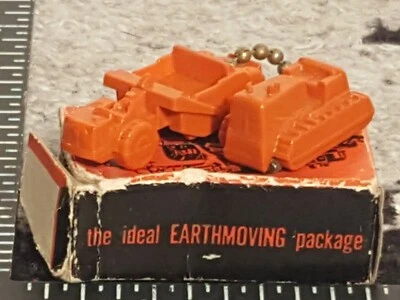 Ertl Allis Chalmers Dozer & Scraper 1/84 plastic replica  - Image 1 of 4