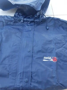 COCA COLA AUTHENTISCHE WASSERDICHTE JACKE GRÖSSE SMALL - Bild 1 von 3