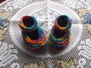 HAND KNITTED BABY SHOES / BOOTIES 0-3 MONTHS - Picture 1 of 1
